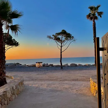 Villa - 100 M - - Free Parking *