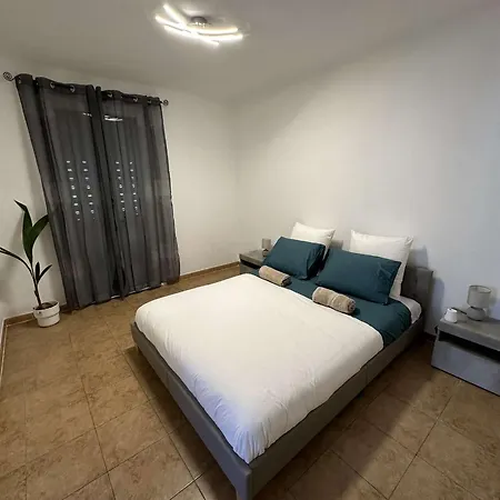 - 100 M - - Free Parking Villa