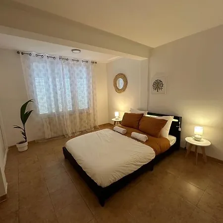 - 100 M - - Free Parking Villa