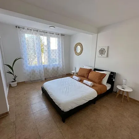 Villa - 100 M - - Free Parking